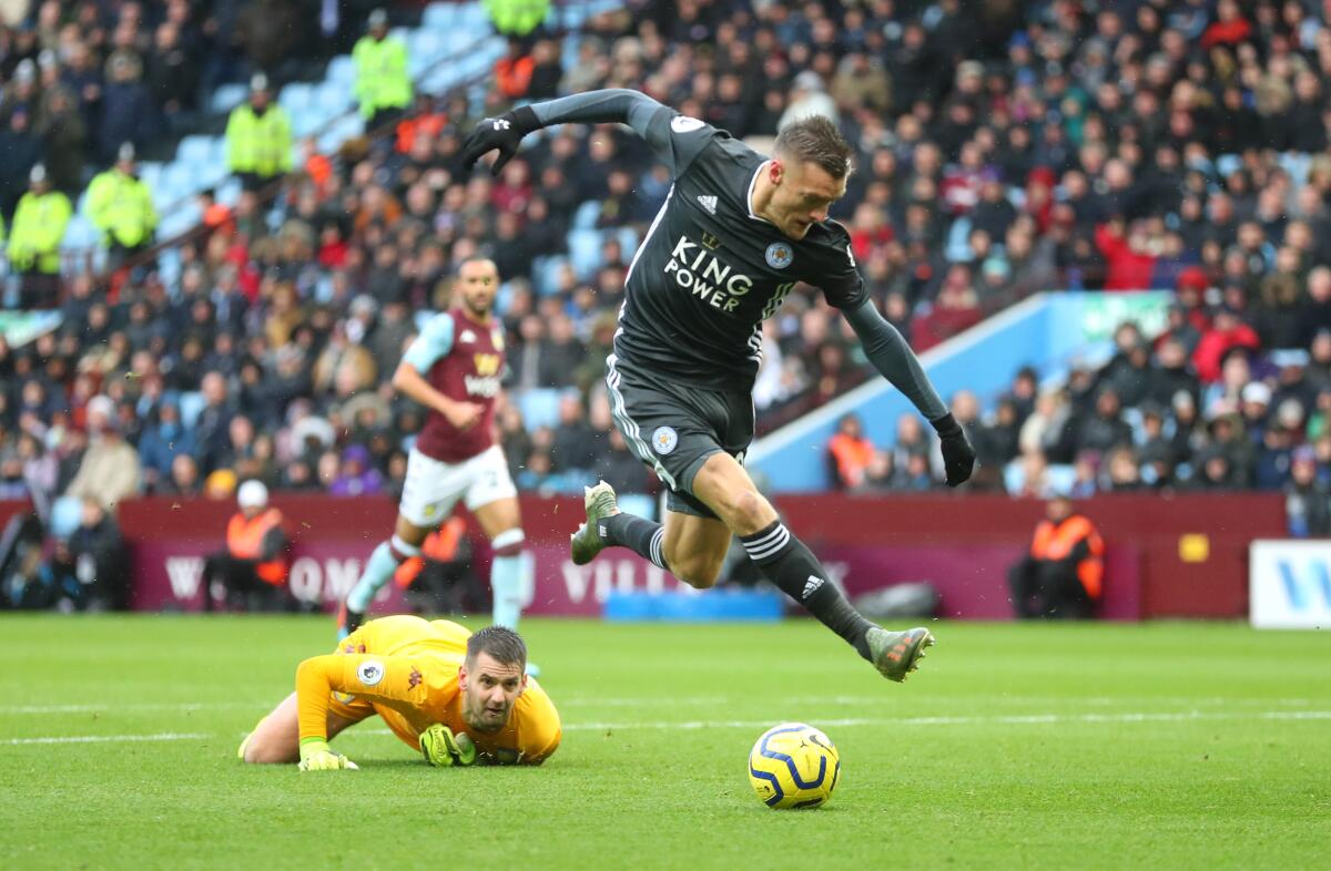 BIRMINGHAM, ENGLAND - DECEMBER 08: Jamie Vardy of Leicester City goes past Tom Heaton of Aston Villa before scoring his team's first goal during the Premier League match between Aston Villa and Leicester City at Villa Park on December 08, 2019 in Birmingham, United Kingdom. (Photo by Catherine Ivill/Getty Images) *** BESTPIX *** ** OUTS - ELSENT, FPG, CM - OUTS * NM, PH, VA if sourced by CT, LA or MoD **