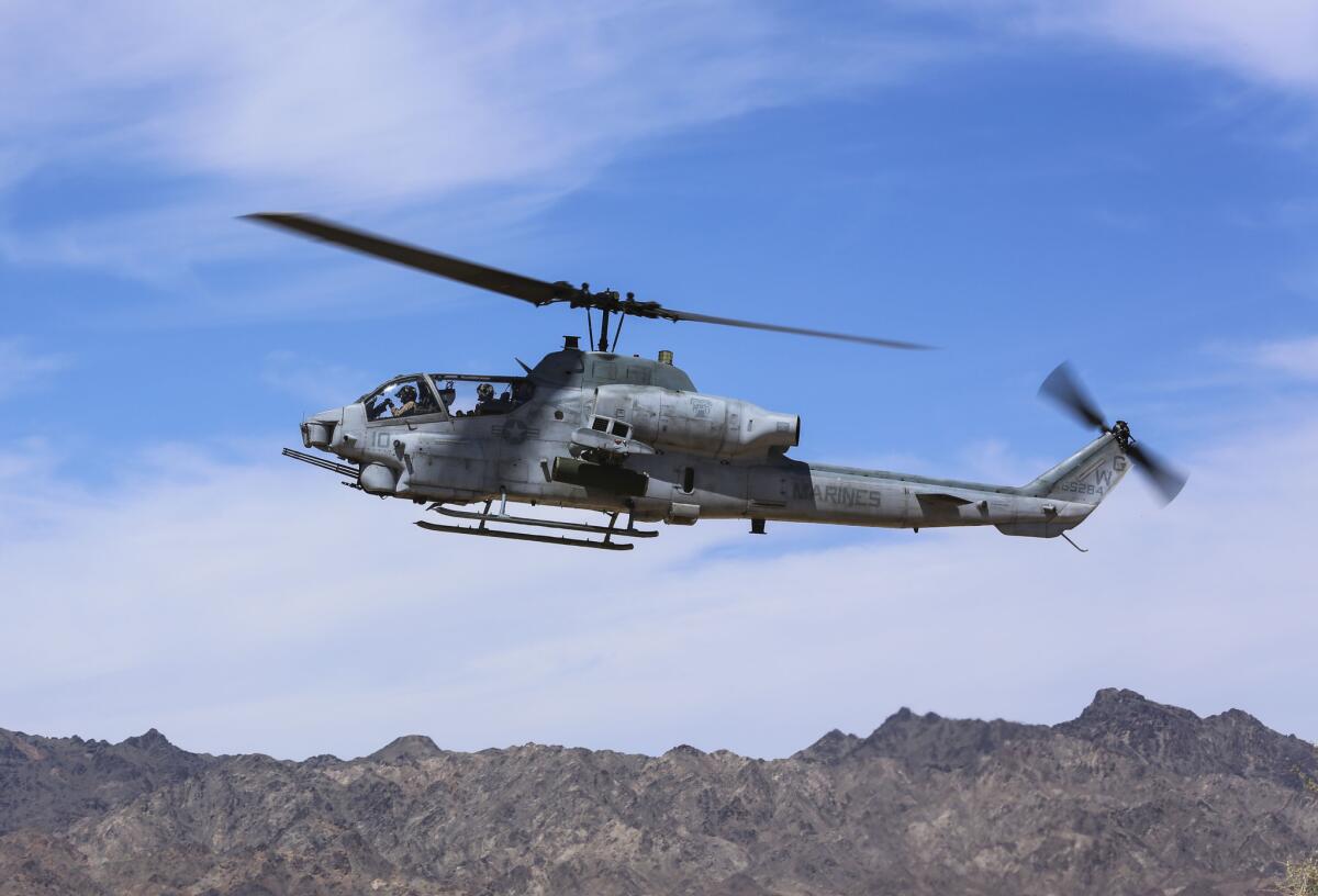 En esta imagen del 17 de abril de 2017 proporcionada por el Cuerpo de Marines de Estados Unidos, un helicóptero AH-1Z Viper se prepara para aterrizar en el Polígono de Tiro Aéreo de Chocolate Mountain, California. (Cpl. Harley Robinson/U.S. Marine Corps via AP)