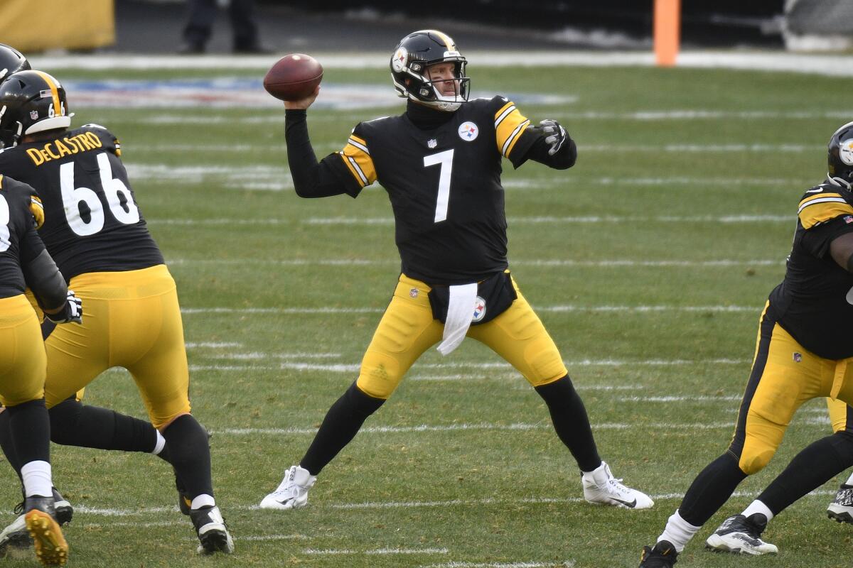 Pittsburgh Steelers quarterback Ben Roethlisberger passes against the Indianapolis Colts on Sunday.