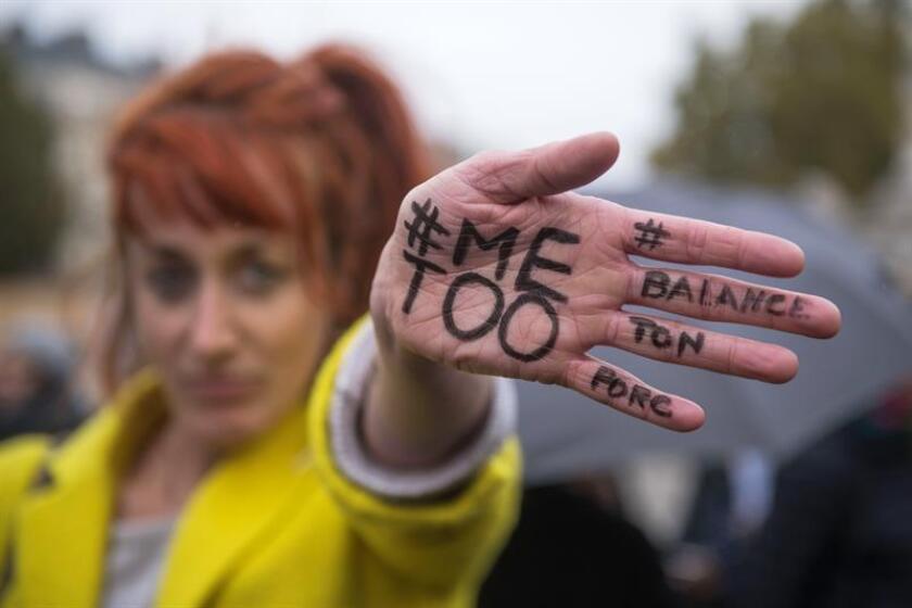 Una mujer muestra el mensaje "#MeToo" (yo también) escrito en la palma de su mano. EFE/Archivo