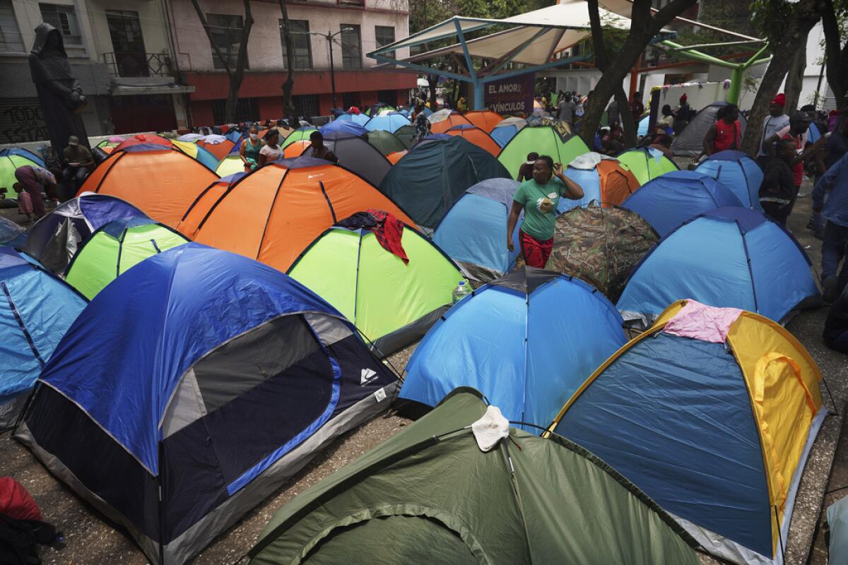 Migrantes haitianos acampan en la plaza Giordano 