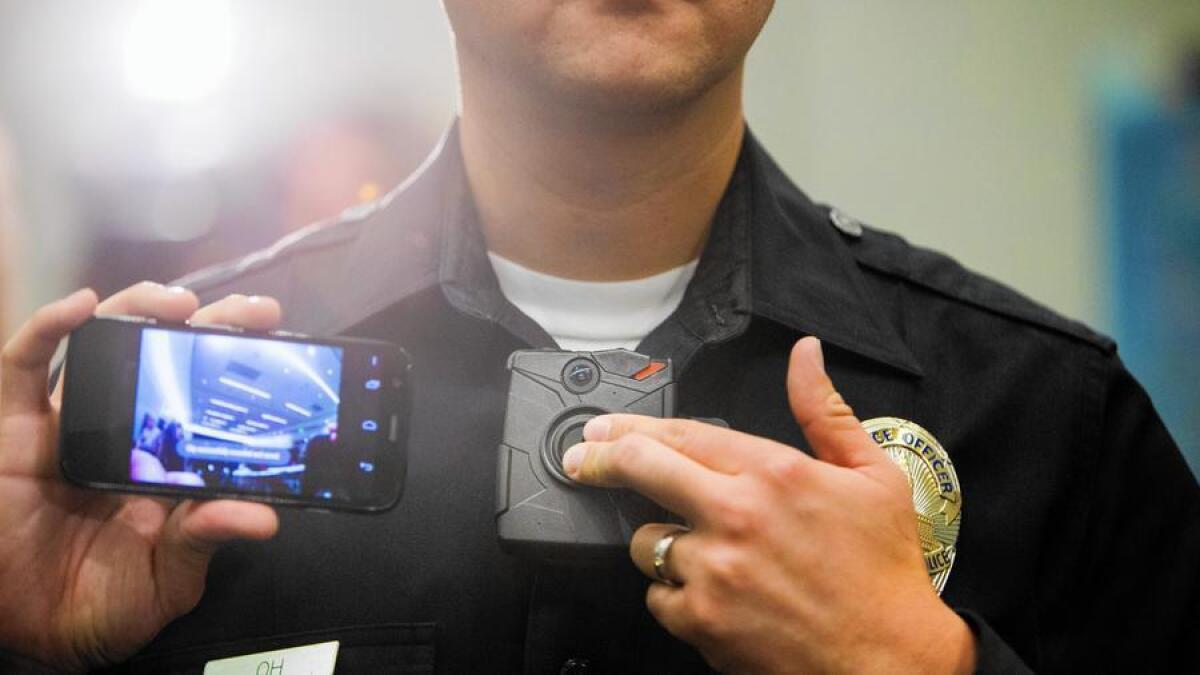 El oficial de LAPD Jin Oh, muestra un video producido por una cámara que lleva en el cuerpo. Algunos residentes han hecho preguntas acerca de las libertades privadas y civiles que emergerán del uso de los dispositivos.