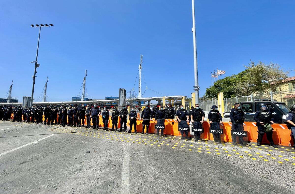 Elementos de la Oficina de Aduanas y Protección Fronteriza (CBP) bloquearon el acceso