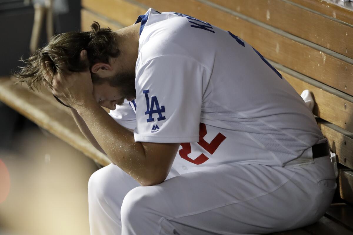 Clayton Kershaw, lanzador de los Dodgers de Los Ángeles, se sienta en el dugout tras permitir jonrones seguidos de los Nacionales de Washington en el quinto juego de la Serie Divisional de la Liga Nacional, el miércoles 9 de octubre de 2019 (AP Foto/Marcio José Sánchez) ** Usable by HOY, ELSENT and SD Only **