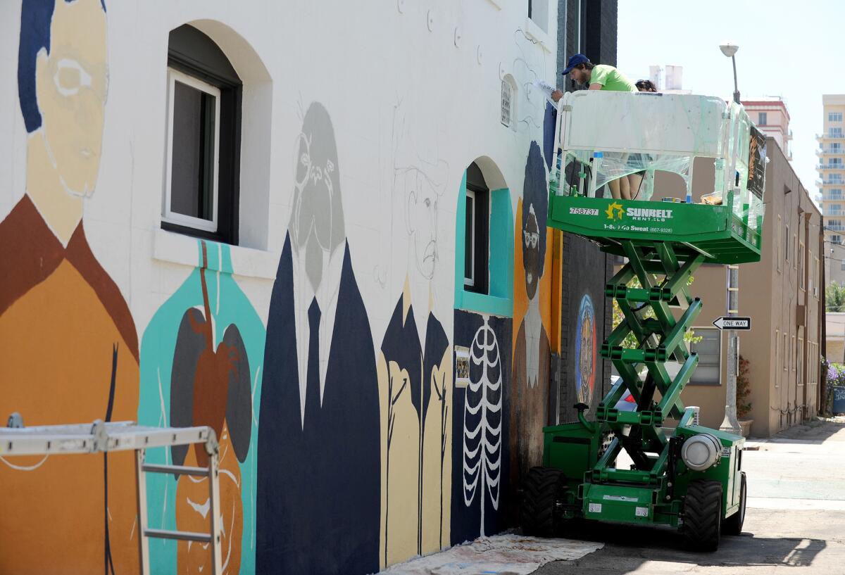Dave Van Patten, artista de Long Beach, trabaja en el mural que le ha tocado hacer a la espalda del Hotel Royal, en el centro de la ciudad.