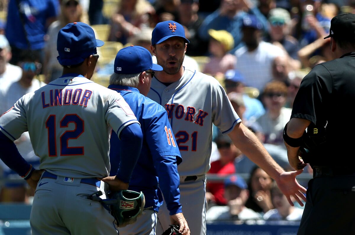 New York Mets'in ilk oyuncusu Max Max Scherzer, Dodgers'a karşı oynanan maçın dördüncü vuruşunda oyundan atıldıktan sonra tepki gösteriyor.