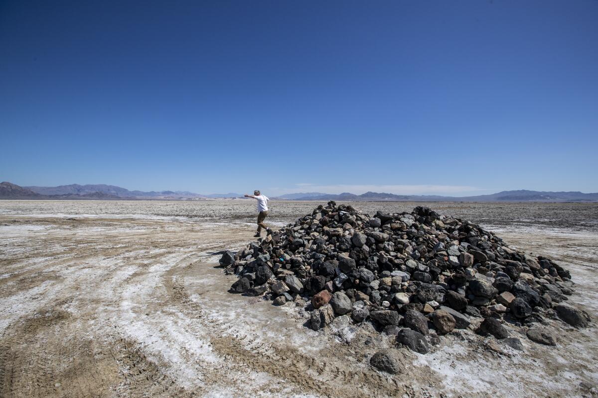 Los vehículos de cuatro ruedas traen rocas a través del lago Soda y las depositan aquí en el Monumento a los Viajeros.

