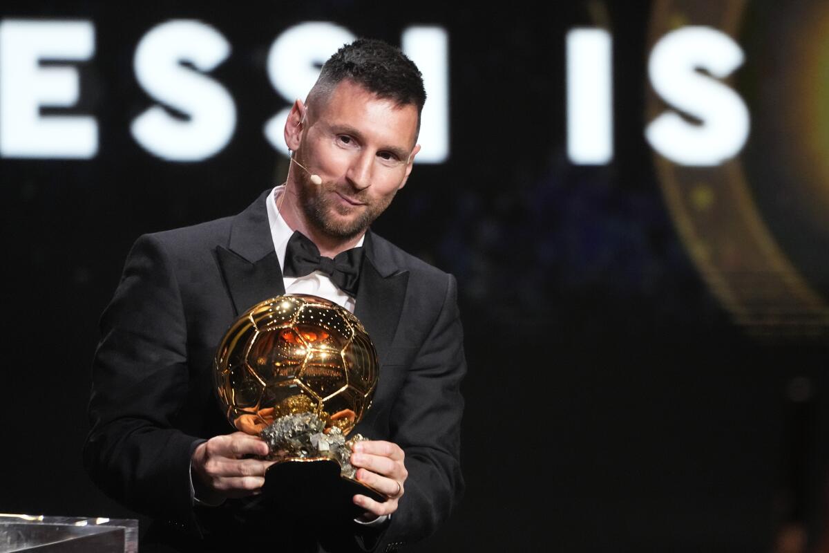El argentino Lionel Messi del Inter Miami recibe el Balón de Oro 2023 