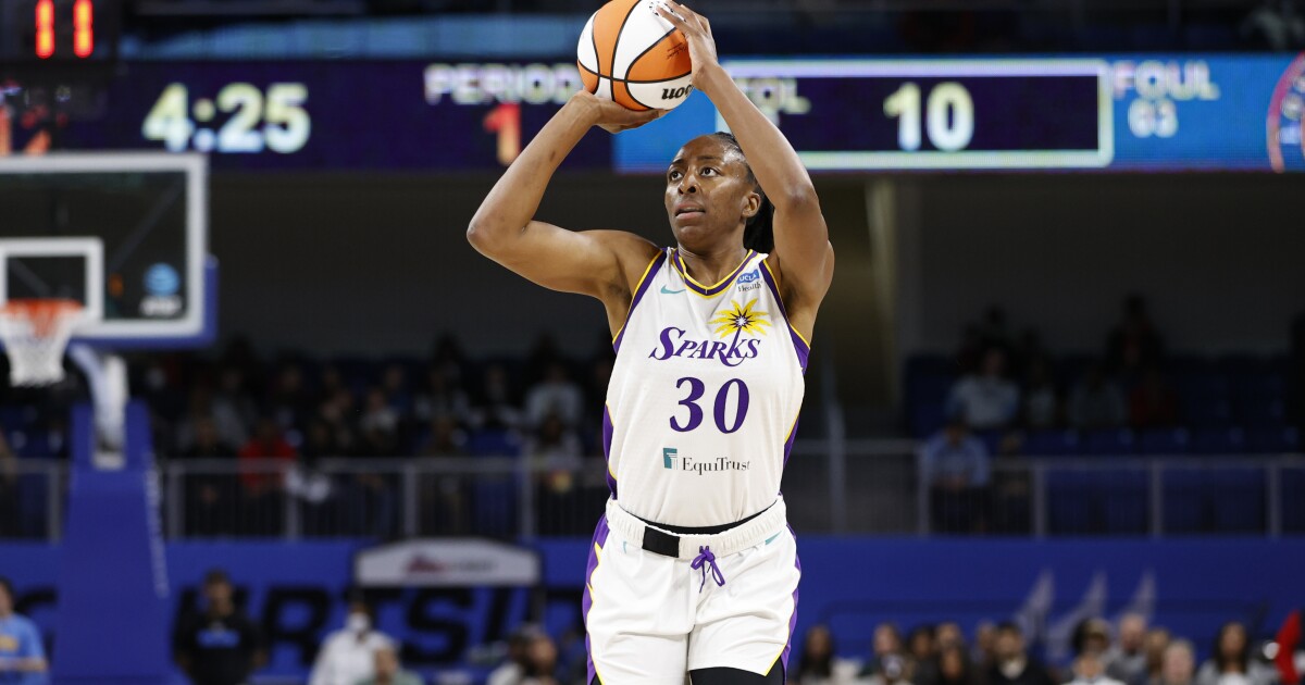 Nneka Ogwumike joue pour Sparks dans la victoire contre Mystics