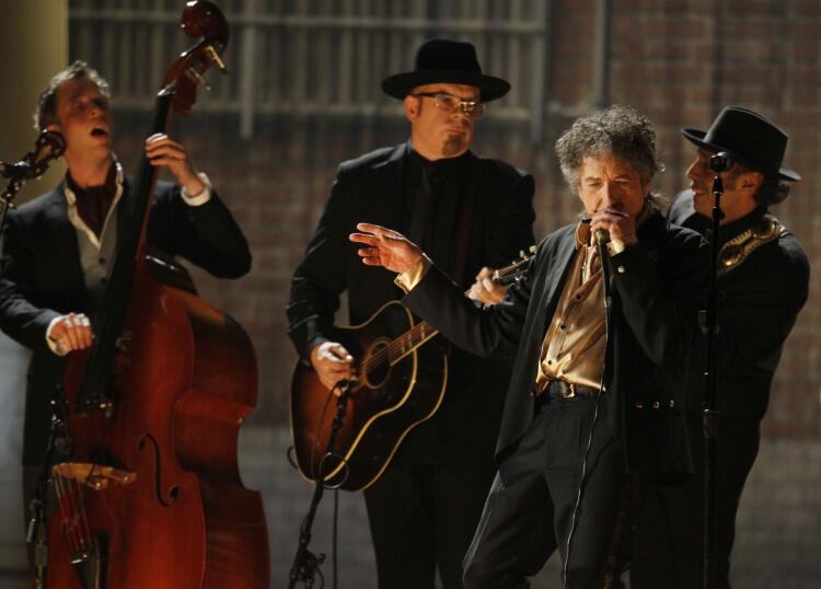 Bob Dylan wobbles onstage