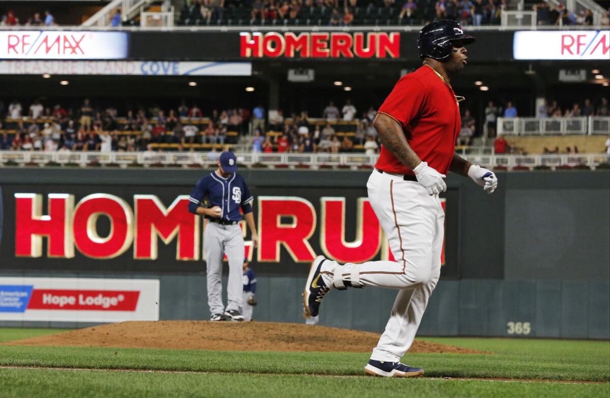 El puertorriqueño Kennys Vargas, de los Mellizos de Minnesota, recorre las bases luego de sacudir un jonrón de tres carreras en el séptimo inning del duelo ante los Padres de San Diego, el martes 12 de septiembre de 2017 (AP Foto/Jim Mone)