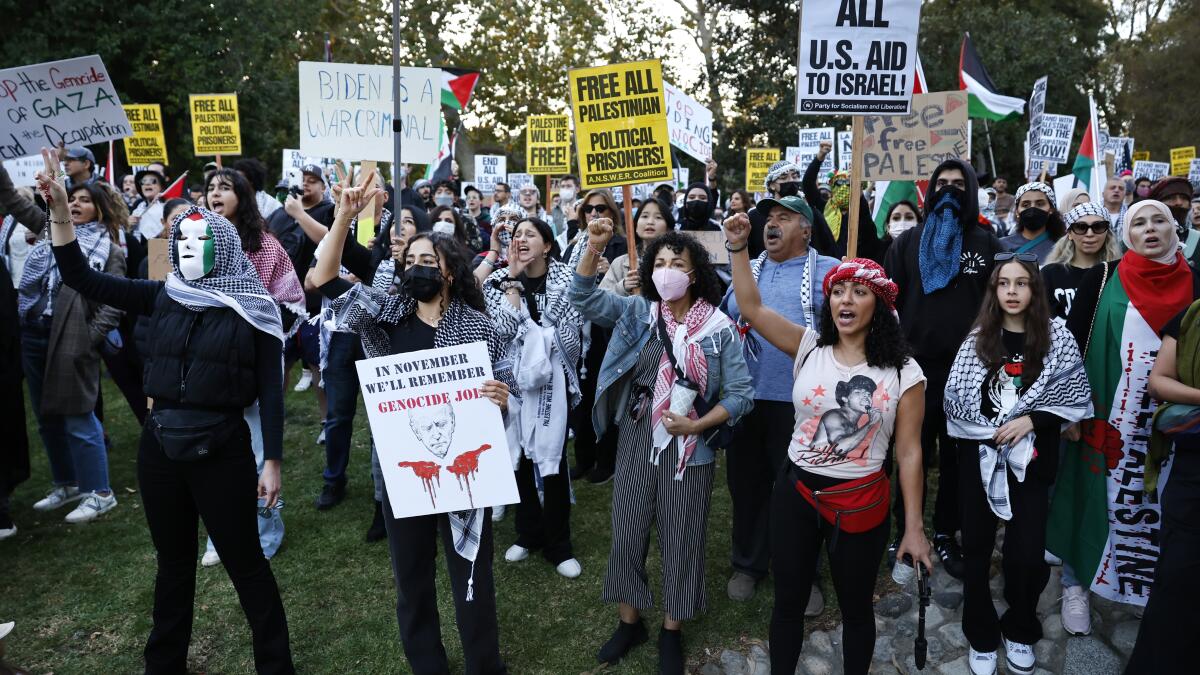 Biden's Los Angeles visit draws protest; LAPD warns against violence - Los  Angeles Times