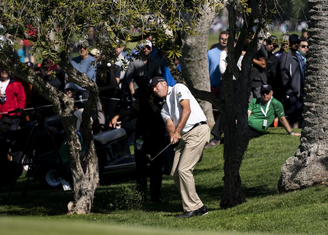 Matt Kuchar chips out of the rough on the 10th hole during the final round of the Genesis Invitational at Riviera Country Club on Feb. 16, 2020.