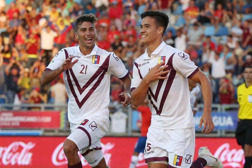 Jorge Yriarte (d), de Venezuela, celebra un gol durante un partido del Campeonato Sudamericano Sub-20 2019 entre Chile y Venezuela. EFE
