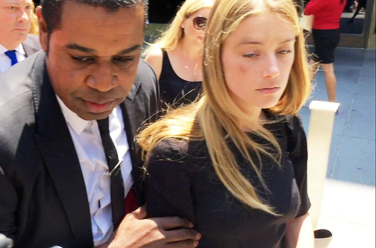 La actriz Amber Heard sale de la corte de L.A. mostrando en el rostro una supuesta huella de maltrato.