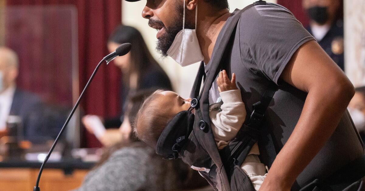 Uma troca violenta entre um subchefe do LAPD e um crítico da polícia está se tornando viral