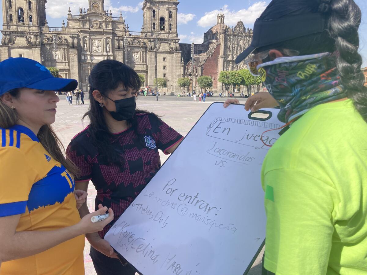 Las jugadoras de fútbol revisan los puntos del torneo.