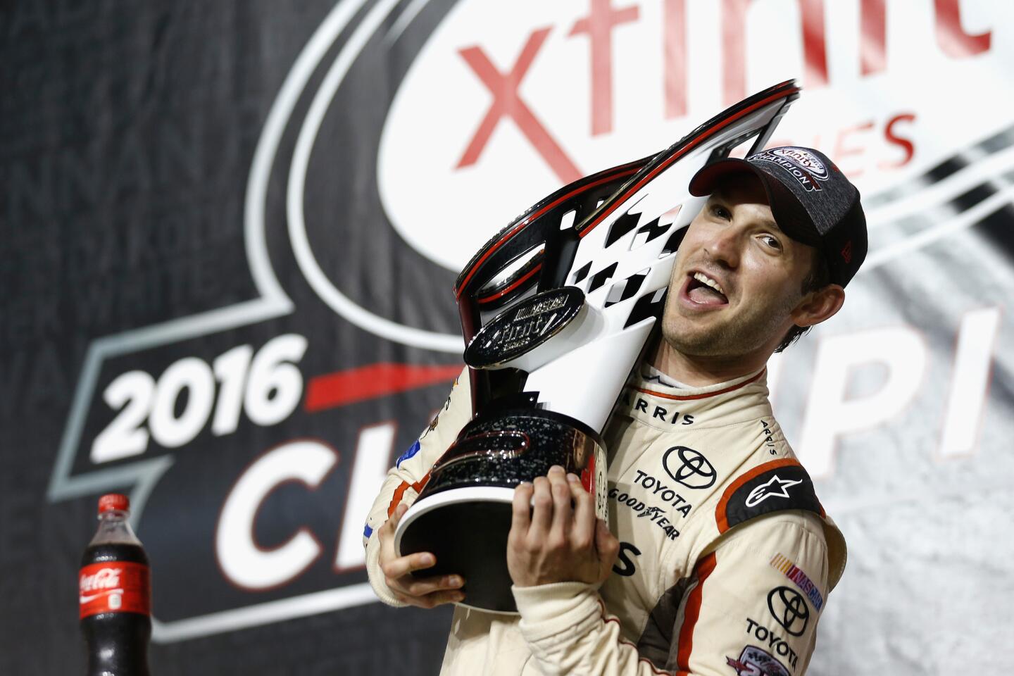 El exicano Daniel Suárez celebra tras convertirse en el primer extranjero en coronarse en una serie nacional de la NASCAR, al ganar la carrera en el circuito de Homestead-Miami, para apoderarse del título en la categoría Xfinity.