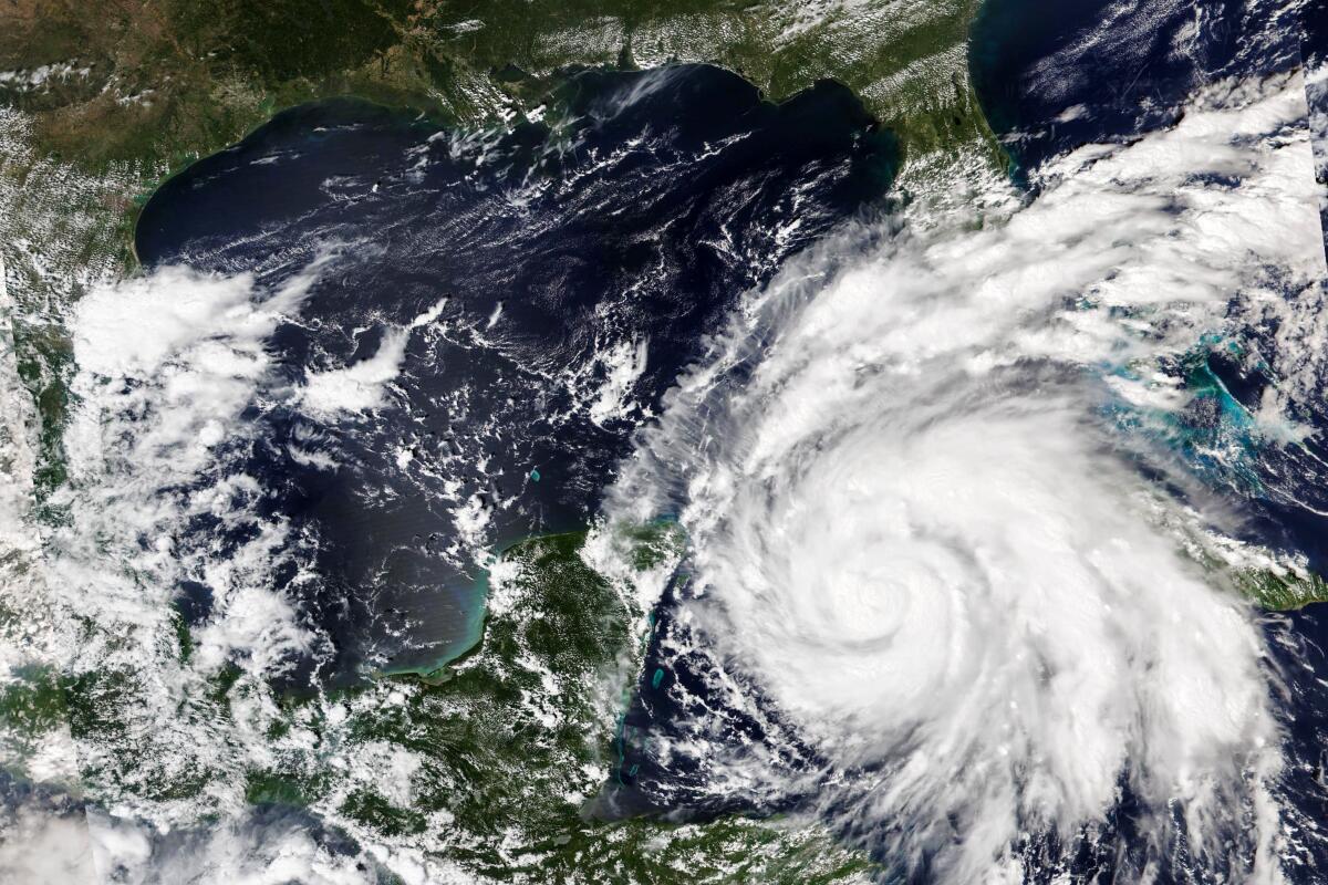 imágenes de satélite publicadas por la NASA muestra al huracán Ian 