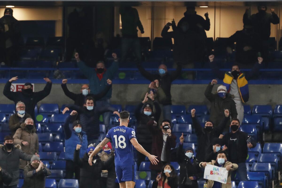 El francés Olivier Giroud, del Chelsea, festeja tras anotar el primer tanto