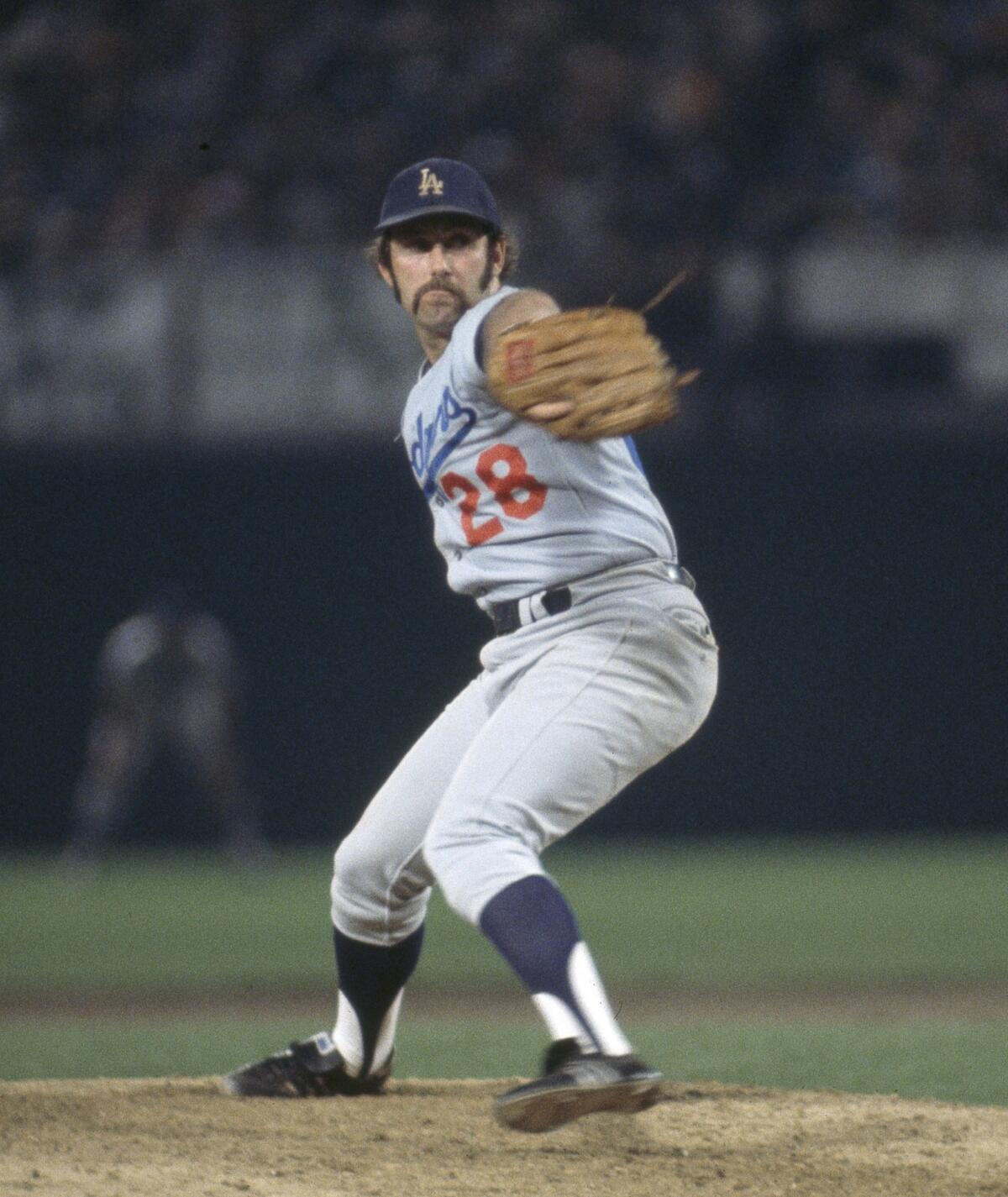 Dodgers pitcher Mike Marshall pitches to the Oakland Athletics.