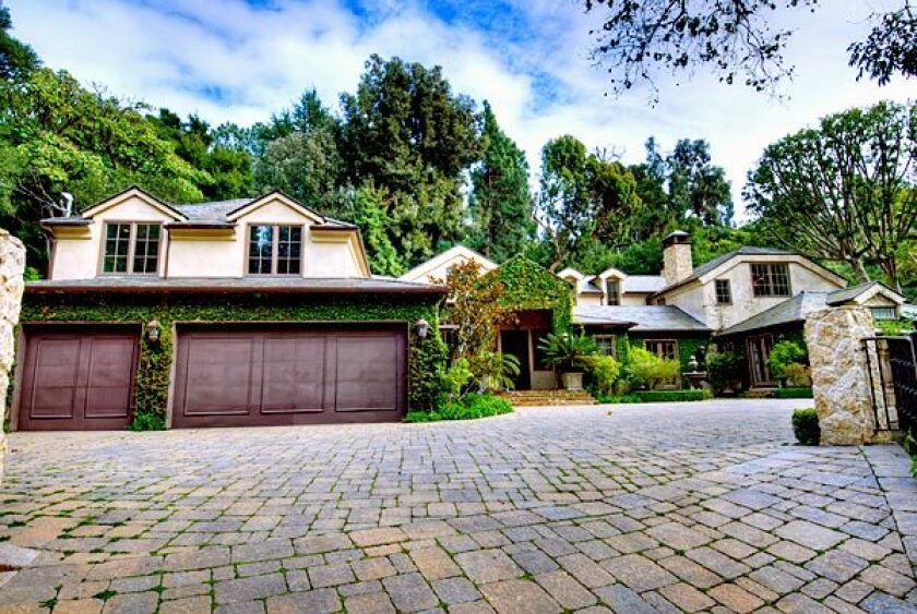 Actor Dennis Quaid has sold his equestrian estate in Pacific Palisades.