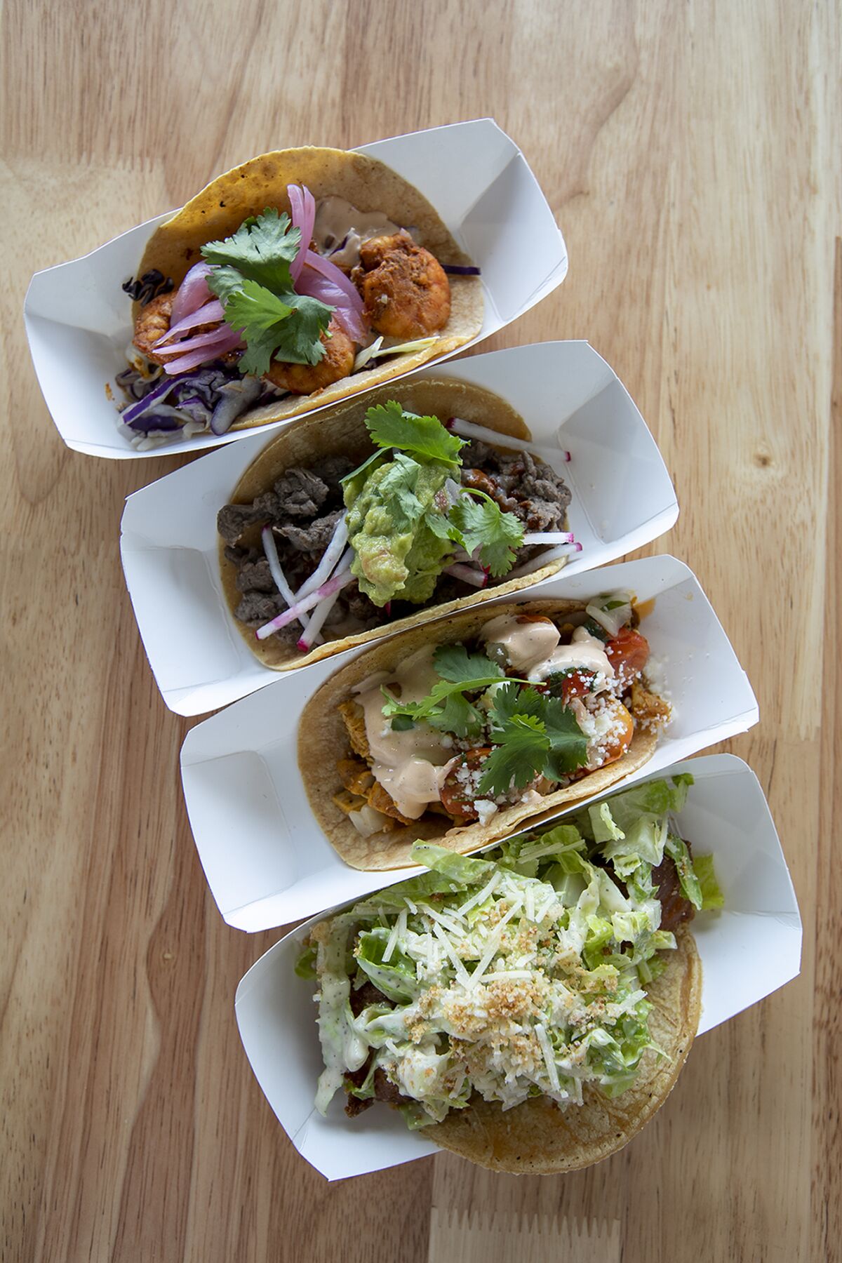 Préparez un taco de Chica's Tacos chez Local Kitchens à Huntington Beach.