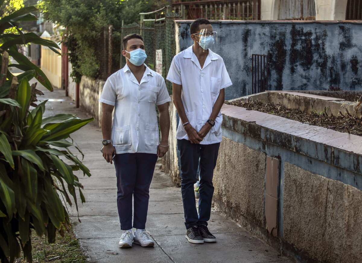 Dos estudiantes de medicina con mascarillas 