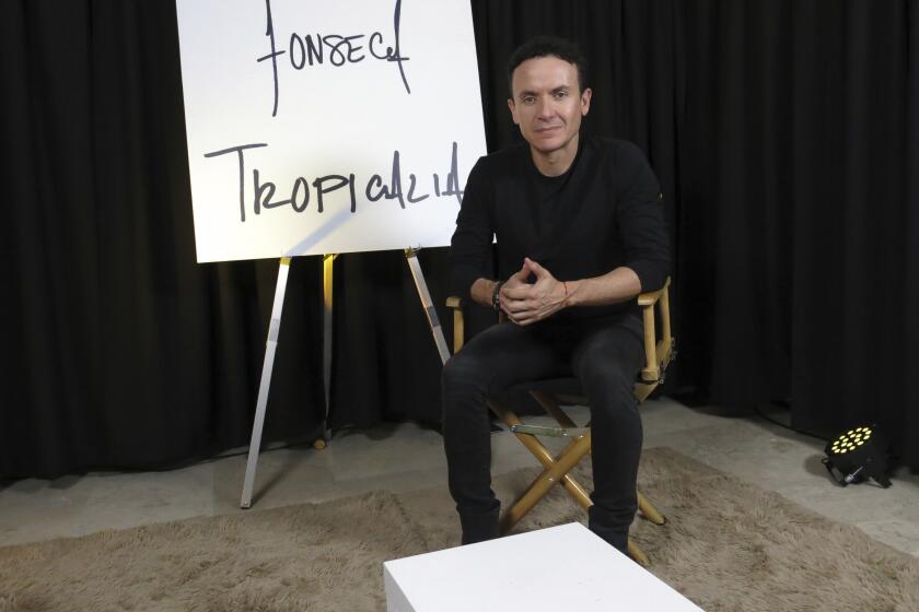El cantautor colombiano Fonseca posa para promover su álbum "Tropicalia", durante una entrevista en la Ciudad de México el lunes 29 de abril de 2024. (Foto AP/Berenice Bautista)
