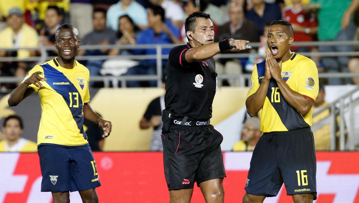 Los jugadores ecuatorianos Enner Valencia (i) y Antonio Valencia (c) protestan por un gol anulado por el árbitro chileno Julio Bascuñán (c) hoy, sábado 4 de junio de 2016, durante un partido por el grupo B de la Copa América, en Pasadena, Los Ángeles, California (EE.UU.).