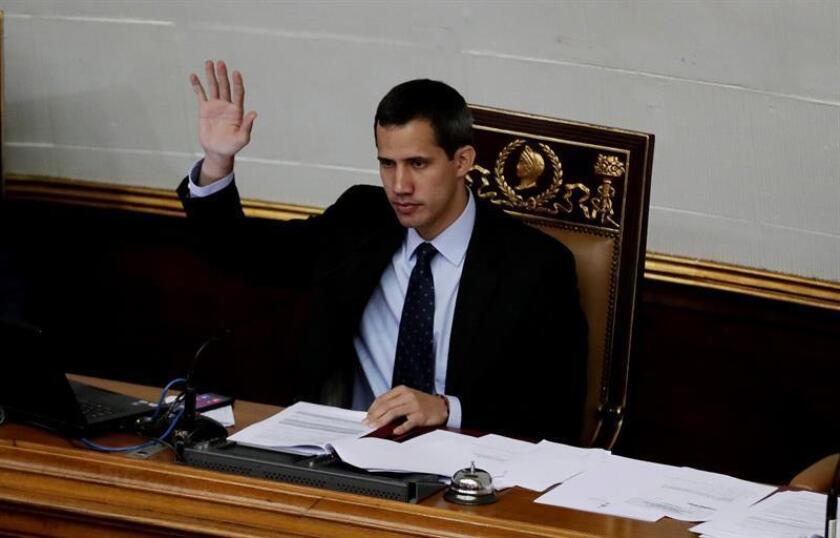 El presidente de la Asamblea Nacional, Juan Guaidó (c), participa este martes durante una sesión de la Asamblea Nacional en el Palacio Federal Legislativo en Caracas (Venezuela). EFE