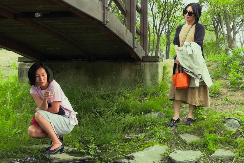 Lee Hyeyoung and Cho Yunhee in the movie "In Front of Your Face."