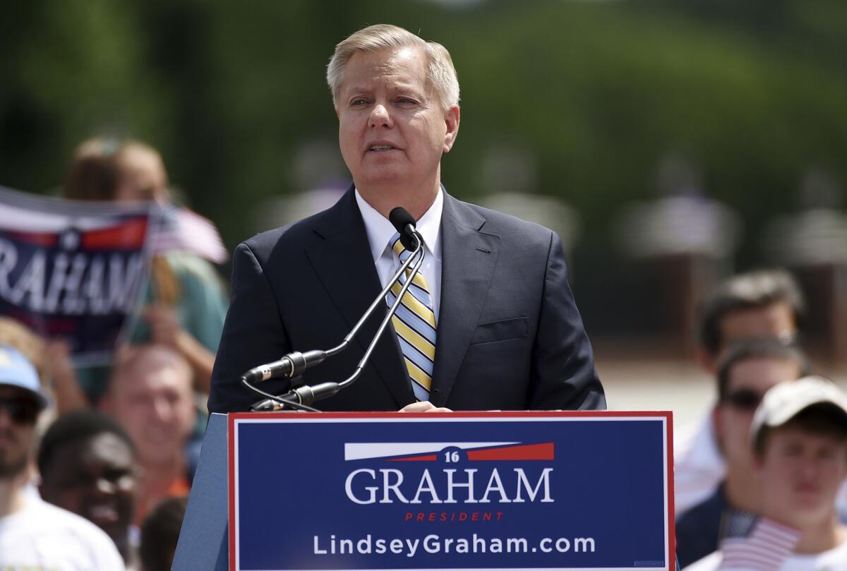 El senador Lindsey Graham, republicano por Carolina del Sur, anuncia que buscará la candidatira de su partido a la presidencia, el lunes 1 de junio de 2015, en Central, Carolina del Sur. (Foto AP/Rainier Ehrhardt)