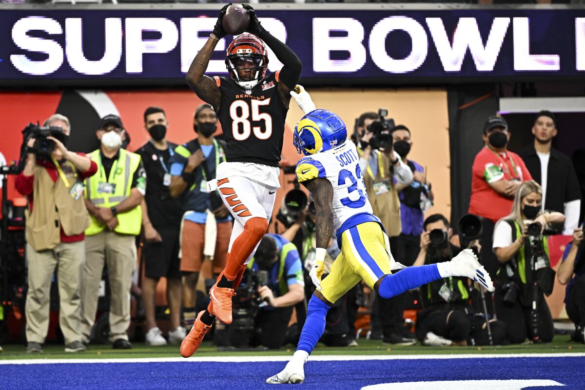 Cincinnati Bengals wide receiver Tee Higgins catches a touchdown pass in front of Rams safety Nick Scott.