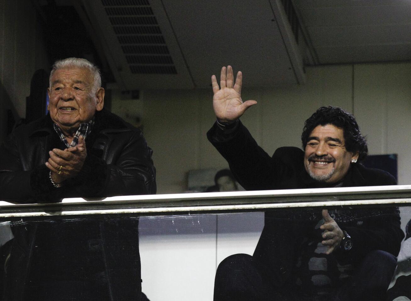Diego Maradona y Don Diego, en 2012 en el Estadio La Bombonera, para ver al Boca Juniors.