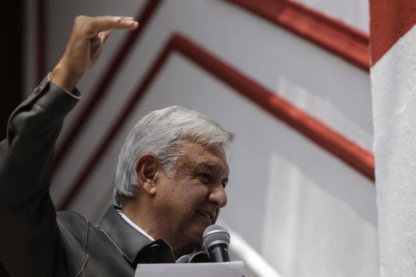 En la línea de muchas de sus promesas de campaña, el futuro presidente de México, Andrés Manuel López Obrador, presentó hoy su ambicioso Plan de Austeridad Republicana, que busca acabar con la corrupción y los privilegios para favorecer programas sociales a través de 50 puntos. EFE/ARCHIVO