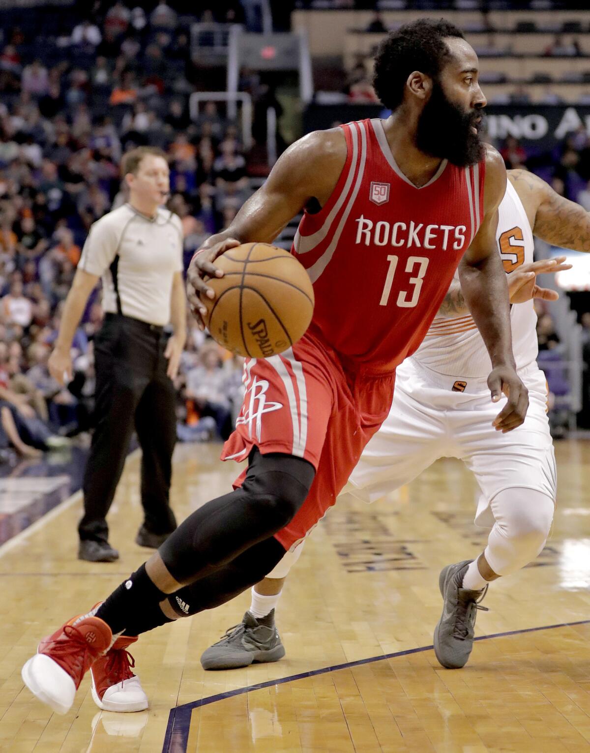 James Harden, base de los Rockets de Houston, avanza hacia la cesta durante el duelo del miércoles 21 de diciembre de 2016, frente a los Suns de Phoenix.