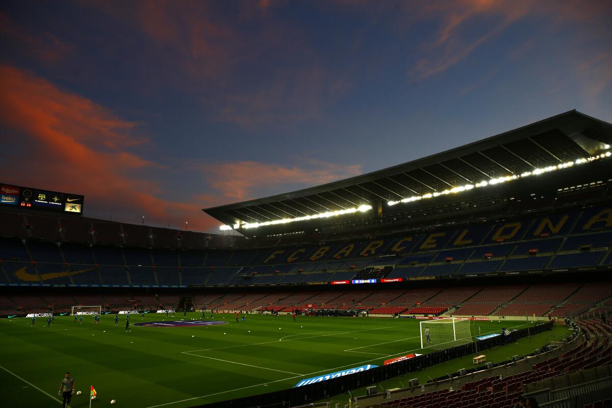 ARCHIVO - Panorama del estadio Camp Nou del Barcelona, previo a un partido de la Liga española.