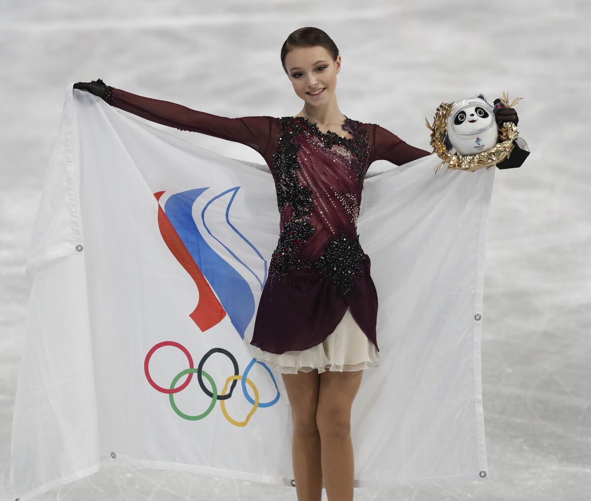 Anna Shcherbakova poses with the Olympic flag 