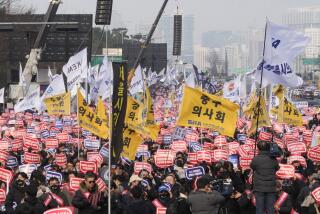 Médicos organizan una manifestación contra la política médica del gobierno en Seúl, Corea del Sur, el domingo 3 de marzo de 2024. Miles de médicos veteranos marcharon el domingo en Seúl para expresar su apoyo a los médicos en prácticas, que llevan casi dos semanas en huelga por un plan del gobierno de incrementar de forma drástica el número de plazas en las facultades de medicina. (AP Foto/Ahn Young-joon)