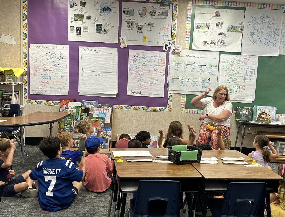 First-grade teacher Caryn Broesmale discusses "The Great Kapok Tree" with students using Thinking Maps.