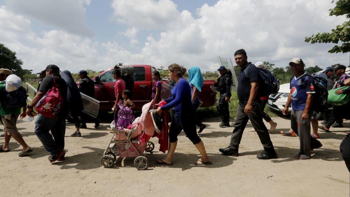 Cientos de miembros de la segunda caravana de migrantes en Ciudad Hidalgo, México, el 29 de octubre.