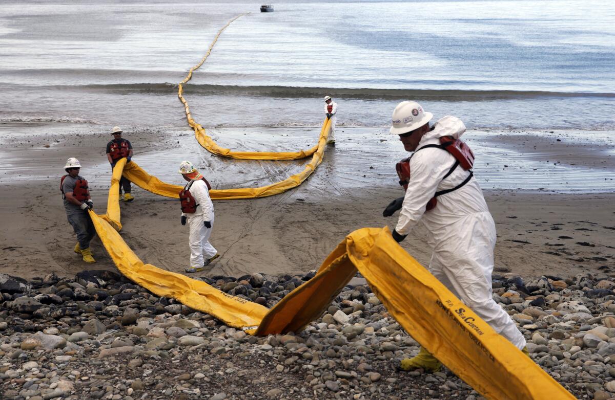 ARCHIVO - Trabajadores preparan una bolla de contención en Refugio State Beach