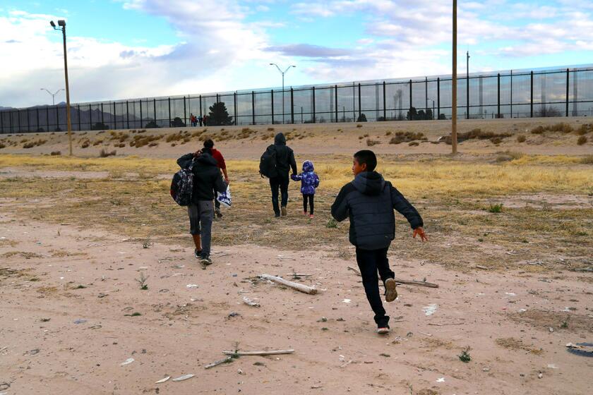 Una familia de migrantes centroamericanos busca cruzar a El Paso, Texas, desde Ciudad Juárez, Chihuahua.