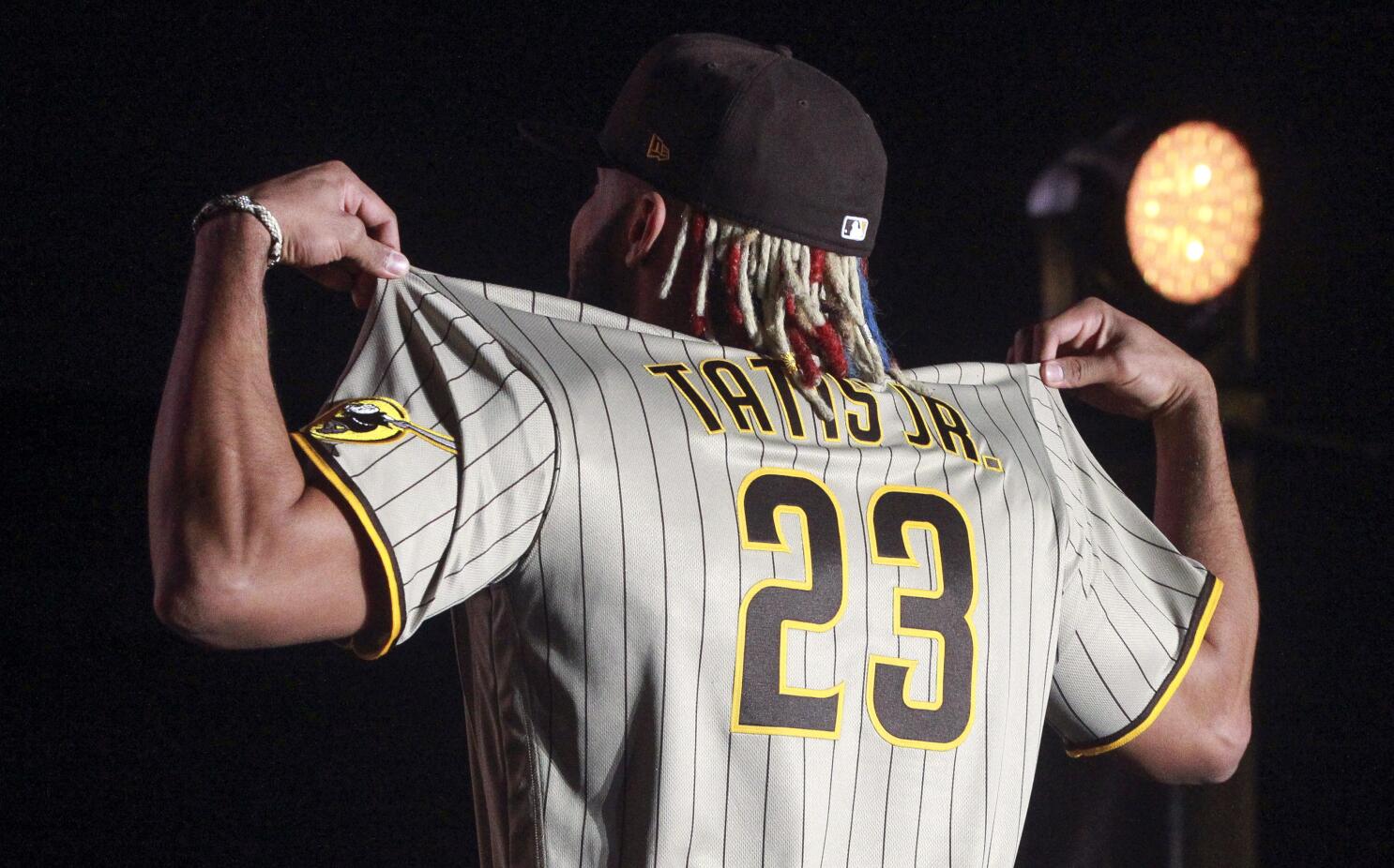 Padres unveil new uniforms for 2016