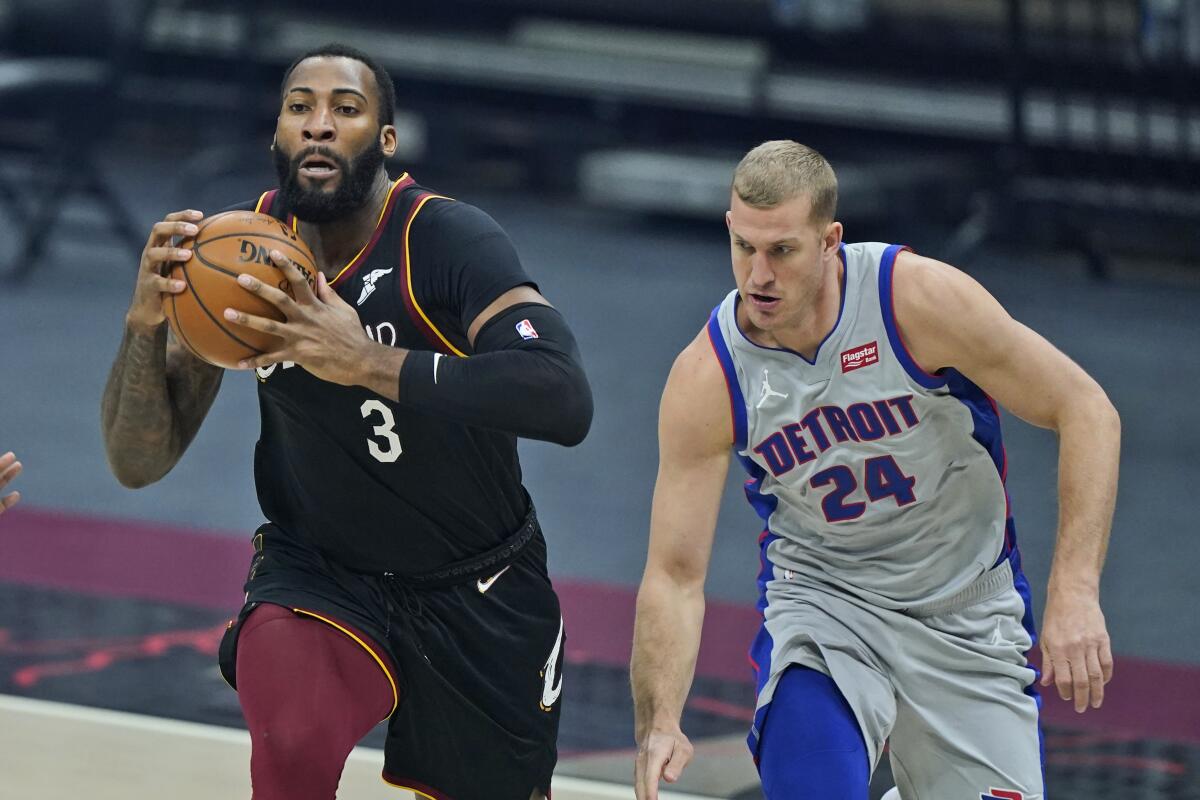 Andre Drummond, ball in hand, and Mason Plumlee.