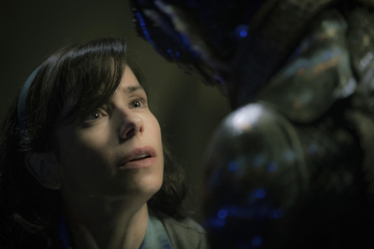 En esta imagen difundida por Fox Searchlight Pictures, Sally Hawkins, a la izquierda, y Doug Jones en una escena de The Shape of Water" de Guillermo del Toro.