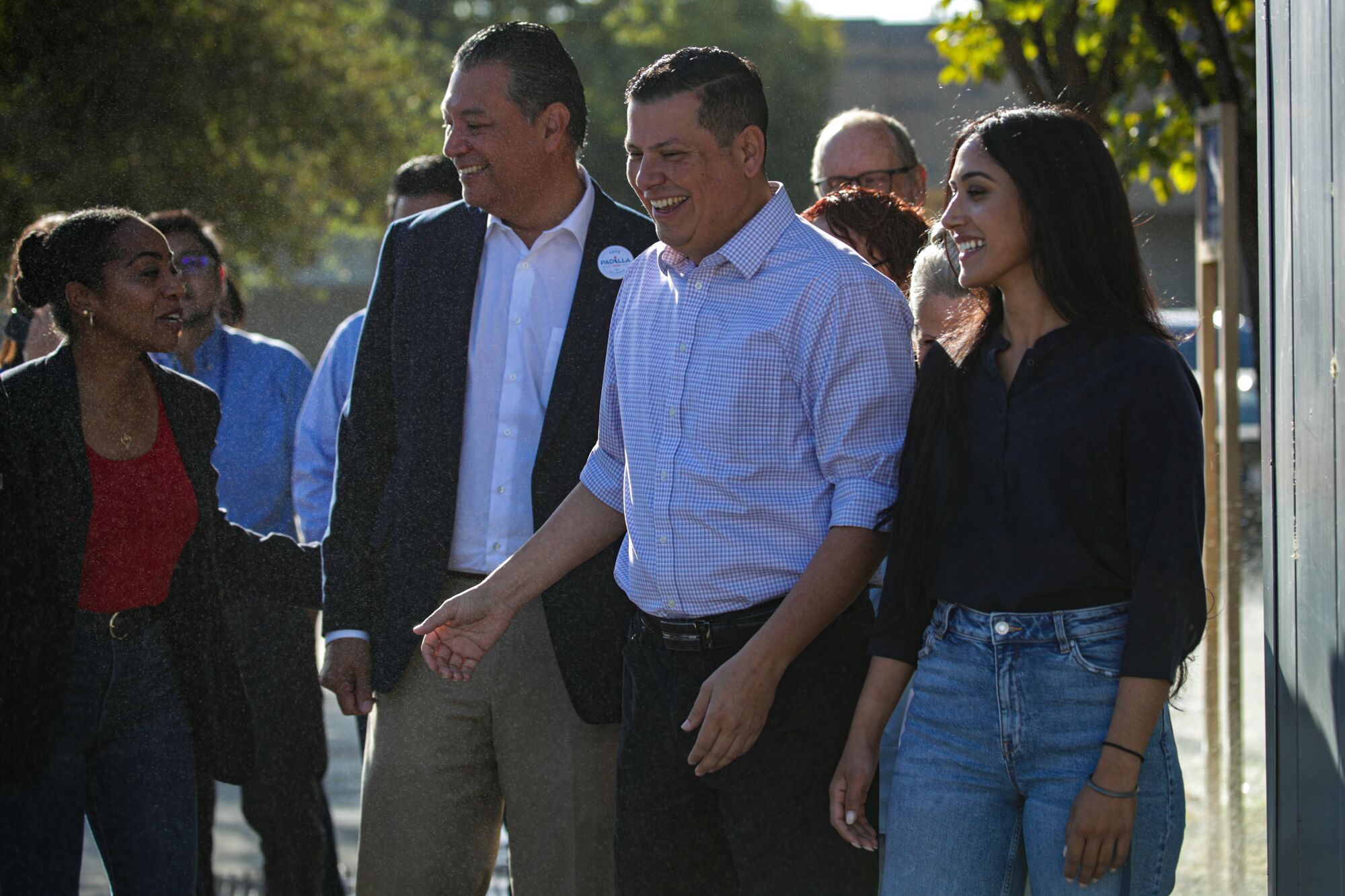 Le sénateur Alex Padilla, deuxième à partir de la gauche, fait campagne pour le député Rudy Salas.