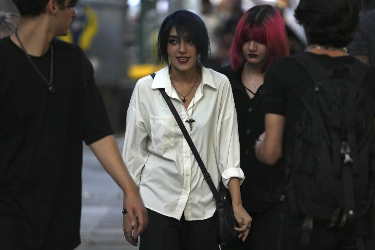 Mujeres iraníes sin velo islámico caminan el sábado 5 de agosto de 2023 en Teherán, Irán. (AP Foto/Vahid Salemi)