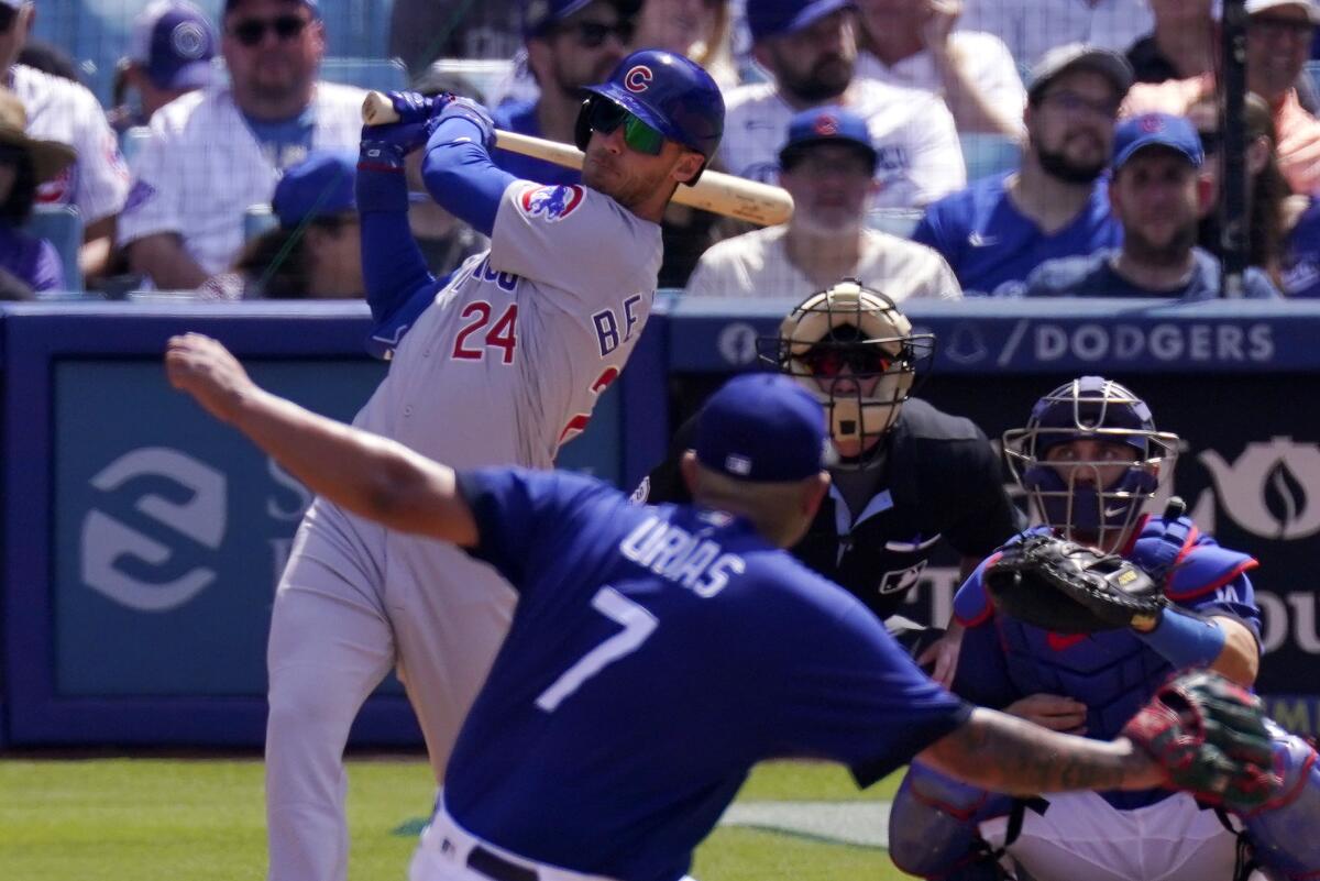 Cody Bellinger, izquierda, de los Cachorros de Chicago, pega cuadrangular 